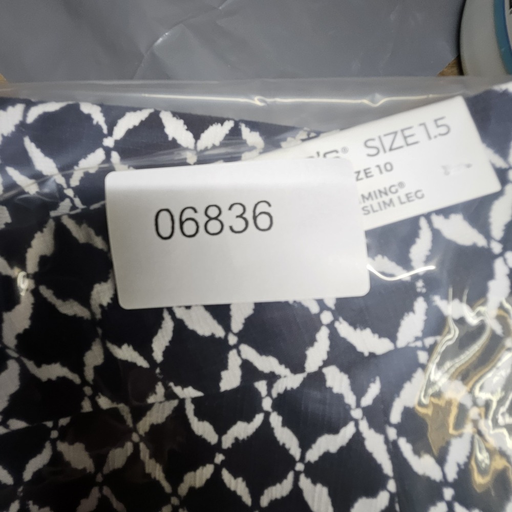 Chico's‎ Brigitte Slim Crop Pants Womens 10 Navy White Diamond Matelassé Coastal - Picture 16 of 16